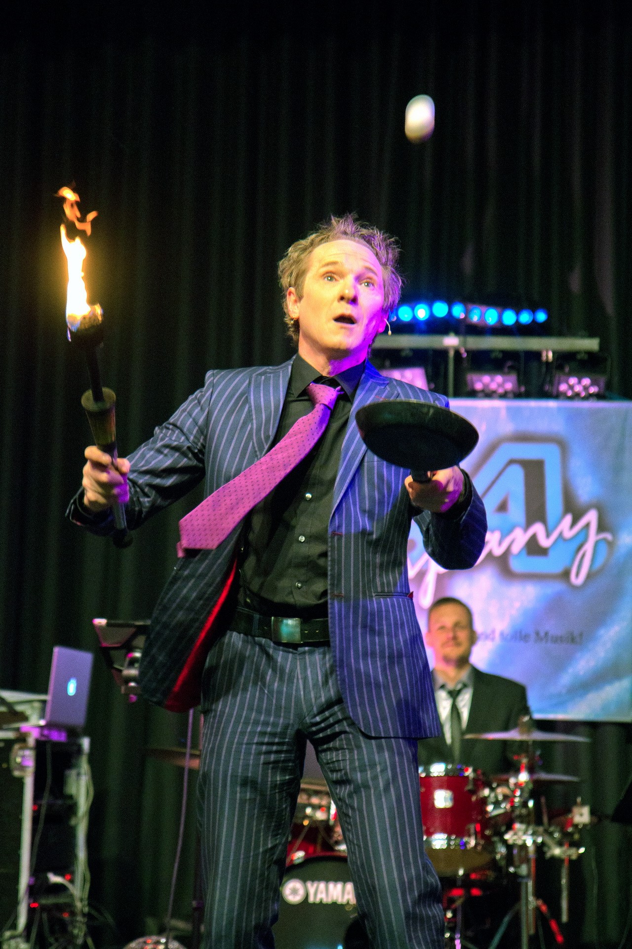 Alex Harlan jongliert mit Fackel und Bratpfanne auf der Bühne